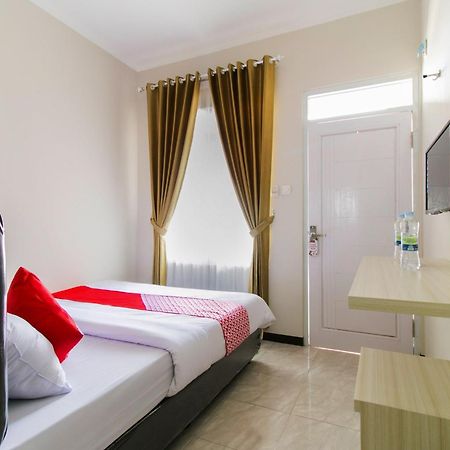 Oyo 1078 Fakhira Residence Cianjur Extérieur photo