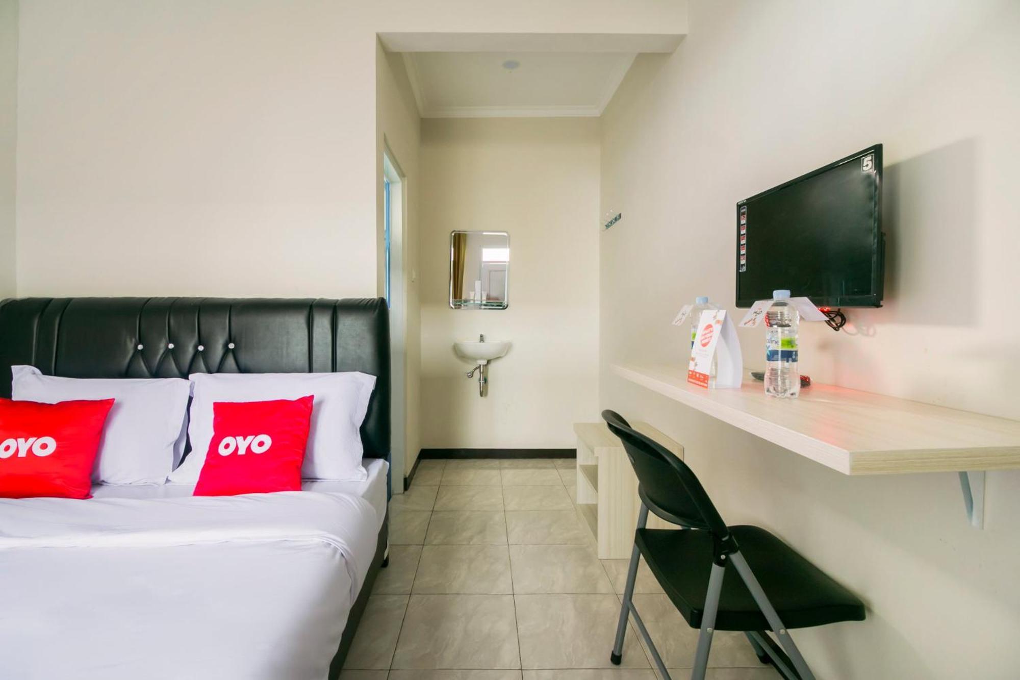 Oyo 1078 Fakhira Residence Cianjur Extérieur photo