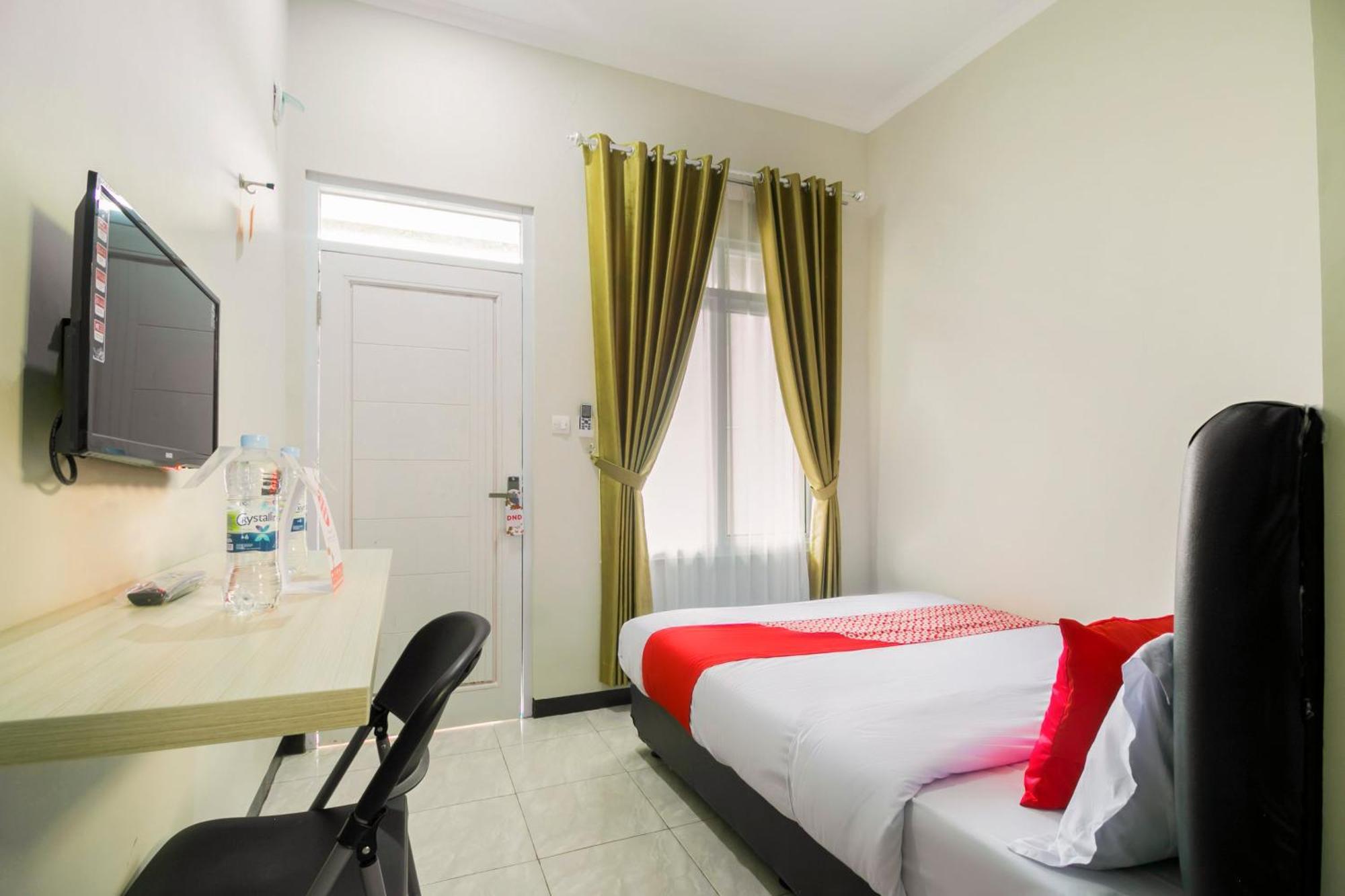 Oyo 1078 Fakhira Residence Cianjur Extérieur photo